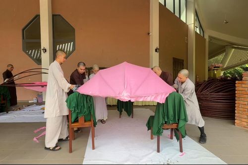 Kết sen khổng lồ mừng mùa Phật đản
