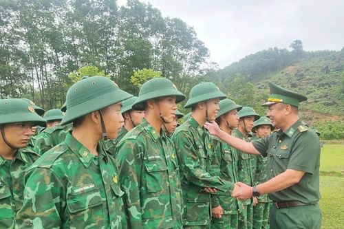 Trên thao trường nắng gió