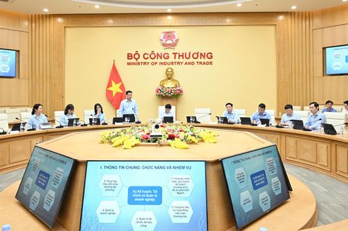Bộ trưởng Lê Mạnh Hùng: Vụ Kế hoạch, Tài chính và Quản lý doanh nghiệp khẩn trương rà soát, tinh gọn quy trình nhằm giảm chi phí thời gian cho người dân