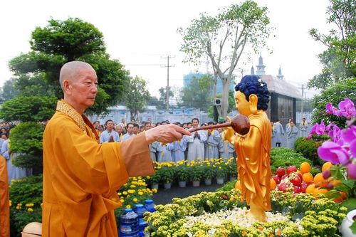 Đức Phật đản sanh trong chúng ta mỗi ngày: Hòa thượng Thích Lệ Trang hướng dẫn về nghi thức Tắm Phật