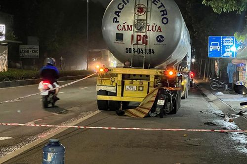 TP.HCM: Tông đuôi xe bồn, người đàn ông tử vong tại chỗ
