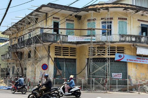 Phá dỡ nhà công sản để mở rộng nút giao thông ở trung tâm đô thị Quảng Ngãi