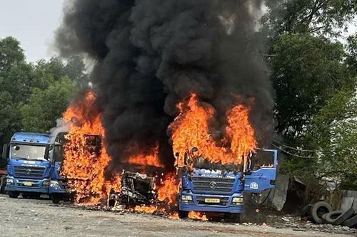TP.HCM: 3 xe đầu kéo container bốc cháy khi đang đậu trong bãi