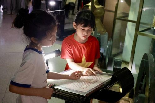 Dòng người thành kính về 'địa chỉ đỏ' mang tên Chủ tịch Hồ Chí Minh