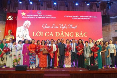 Kính dâng Bác Hồ tiếng hát quê hương