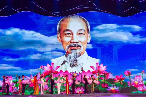 Nghệ An: Trải nghiệm công nghệ thực tế ảo VR 'Trở về thời khắc thiêng liêng' tại Khu Di tích Kim Liên