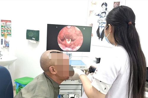 Hy hữu: Người đàn ông Hà Nội suýt tắc thở vì nhai đá giải nhiệt