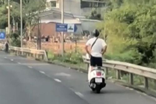 Xác minh thanh niên buông hai tay khi lái xe đổ đèo