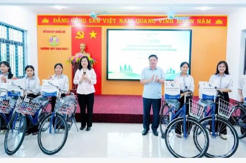 Bộ trưởng Bộ Y tế Đào Hồng Lan trao xe đạp, quà cho trẻ em khó khăn ở Nghệ An