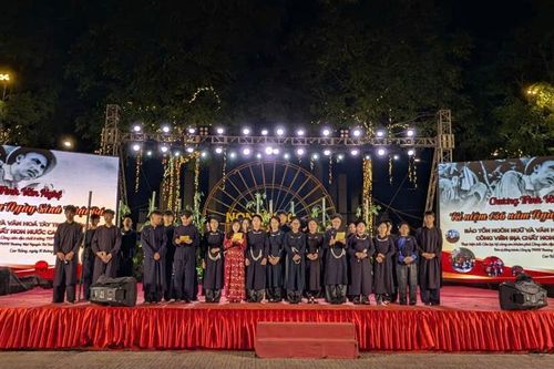 Trường THPT Thạch An biểu diễn nghệ thuật chào mừng Ngày sinh Bác Hồ tại Phố đi bộ Kim Đồng