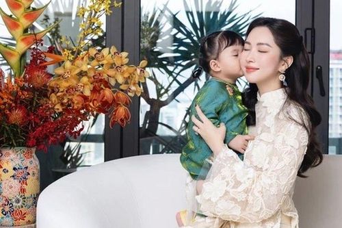 Hoa hậu Đặng Thu Thảo khoe con gái út trắng xinh, chân tay bụ bẫm chắc nịch, chụp góc nghiêng thấy rõ chiếc mũi cao