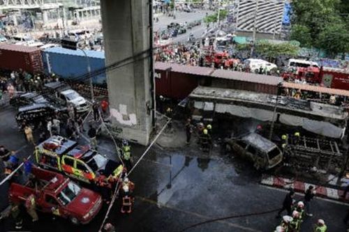 Tàu chở hàng tông xe buýt khiến hàng chục người thương vong ở Bangkok