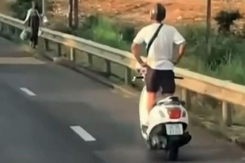 Công an vào cuộc xác minh nam thanh niên thả 2 tay, đứng trên xe máy khi xuống dốc
