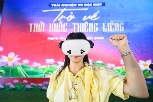 Những vị khách đầu tiên trải nghiệm VR 'Trở về thời khắc thiêng liêng' ở Nghệ An