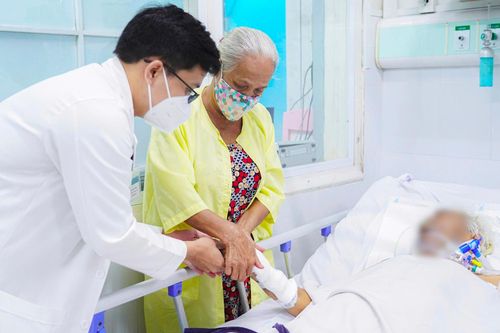 Tắm nước lạnh giải nhiệt ngày nóng, cụ bà 86 tuổi viêm phổi nặng