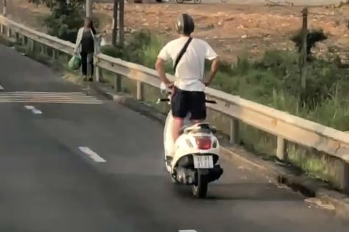 Xác minh clip thanh niên buông hai tay, đứng trên xe máy khi đổ đèo ở Đắk Lắk