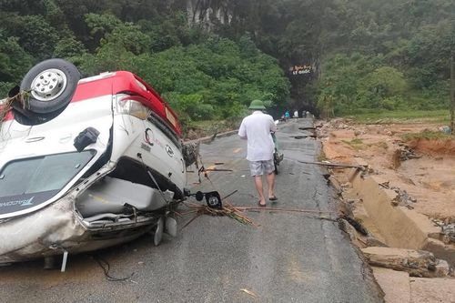 Mưa lũ và dông lốc đánh chìm tàu, cuốn trôi ô tô, thiệt hại hơn 10 tỷ đồng