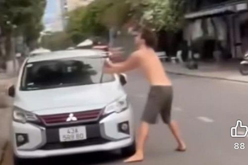 Người đàn ông nước ngoài đập phá ô tô, bẻ cần gạt nước ở Đà Nẵng