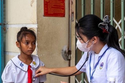 Khám sức khỏe cho trẻ em đồng bào dân tộc thiểu số có hoàn cảnh khó khăn