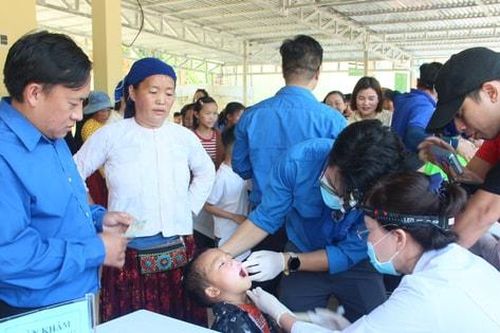 Bệnh viện Hữu nghị Việt Nam - Cuba mang 'phòng khám' tới Phố Bảng