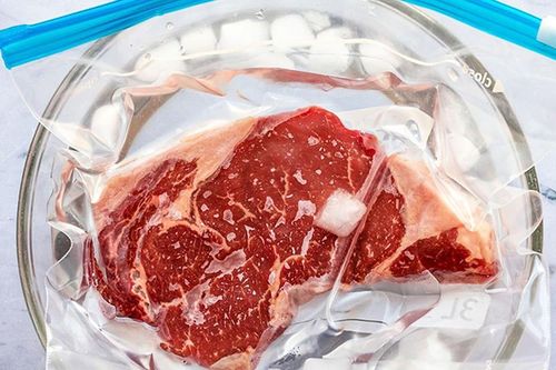 Rã đông thịt lợn đừng chỉ ngâm nước: 5 cách giúp thịt mềm nhanh mà vẫn tươi ngon như mới mua