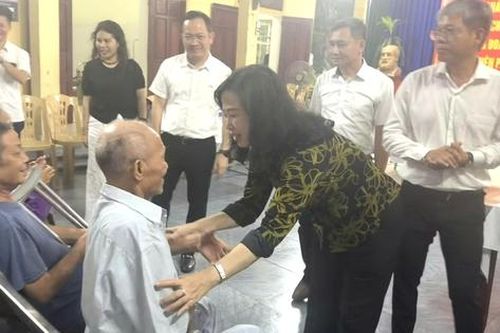 Bộ trưởng Đào Hồng Lan: Sẽ bảo đảm chế độ tốt hơn cho cán bộ y tế điều trị bệnh phong