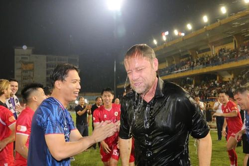 HLV Polking ăn mừng chức vô địch cùng học trò