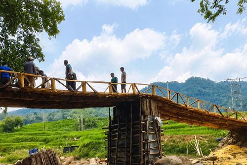 Dân bản đồng lòng làm cầu vượt mưa lũ