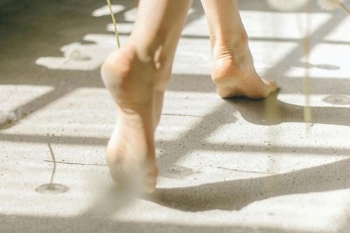 Thói quen trong nhà có thể gây đau chân, đau lưng