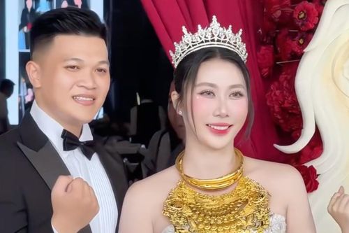 Cô dâu mang bó hoa cưới 10 cây vàng