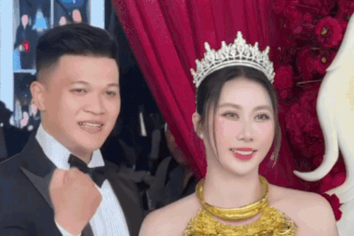 Bó hoa cưới 10 lượng vàng của cô dâu miền Tây gây sốt