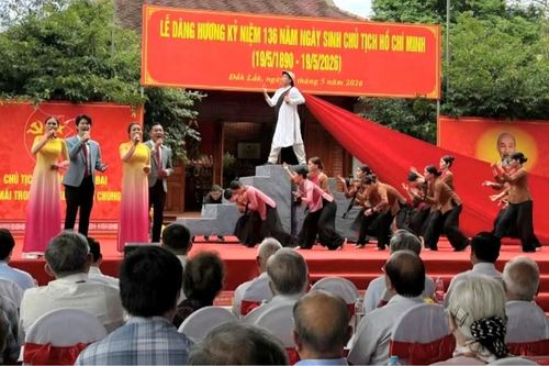 Tưởng niệm 136 năm Ngày sinh Chủ tịch Hồ Chí Minh tại Nhà thờ Bác Hồ