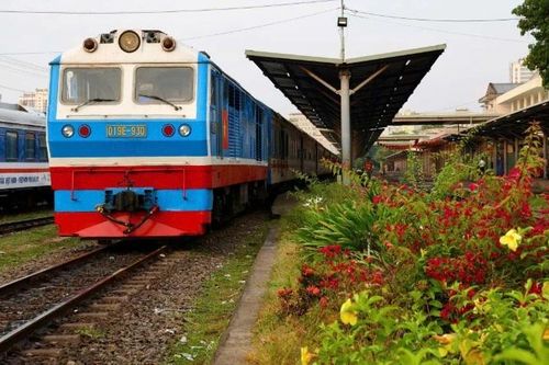 Đánh thức mùa xuân dọc đường ray đất nước