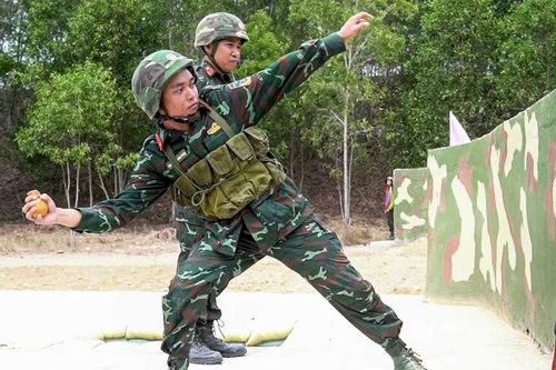 Sẵn sàng kỳ kiểm tra '3 tiếng nổ' cho chiến sĩ mới
