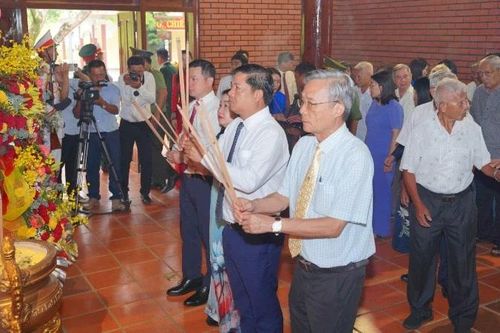 Lãnh đạo tỉnh Đắk Lắk dâng hương kỷ niệm 136 năm Ngày sinh Chủ tịch Hồ Chí Minh