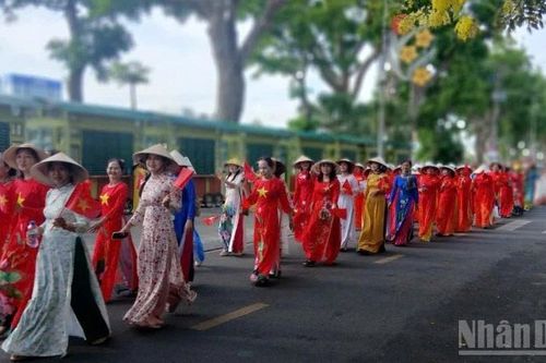 Khoảng 600 phụ nữ Đồng Tháp mặc áo dài diễu hành, đồng diễn