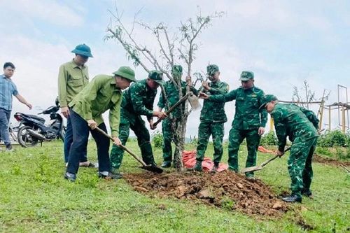Cán bộ, nhân dân xã biên giới Si Pa Phìn trồng cây chào mừng kỷ niệm 136 năm Ngày sinh nhật Bác