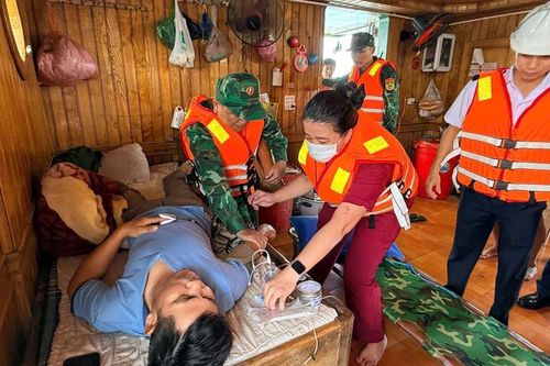 Quảng Trị: Kịp thời cấp cứu thuyền trưởng gặp sự cố sức khỏe trên biển