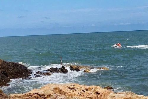 Giải cứu 2 du khách bị thủy triều cô lập ở Sầm Sơn