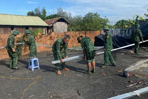 Bộ đội Biên phòng Đắk Lắk hỗ trợ nhân dân xã Buôn Đôn khắc phục hậu quả thiên tai