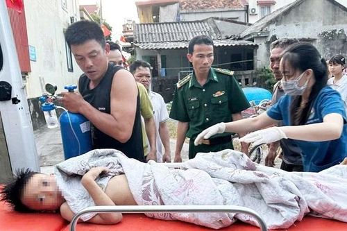 Quảng Trị: Cứu sống cháu nhỏ bị sóng biển cuốn ra xa 150m