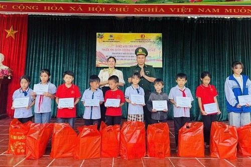 Thiếu nhi biên cương tự hào truyền thống Đội, noi gương Bác Hồ