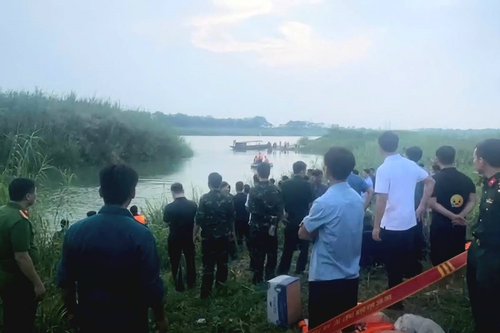LLVT tỉnh Phú Thọ phối hợp tìm kiếm các thiếu niên bị đuối nước trên sông Lô