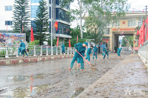 Lực lượng vũ trang tỉnh Quảng Ninh tích cực hỗ trợ người dân khắc phục hậu quả mưa lớn