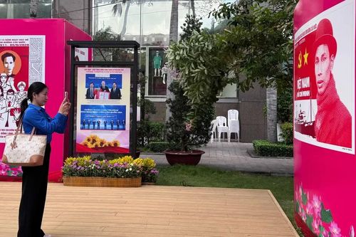 Khai mạc triển lãm tranh cổ động và ảnh tư liệu về Chủ tịch Hồ Chí Minh