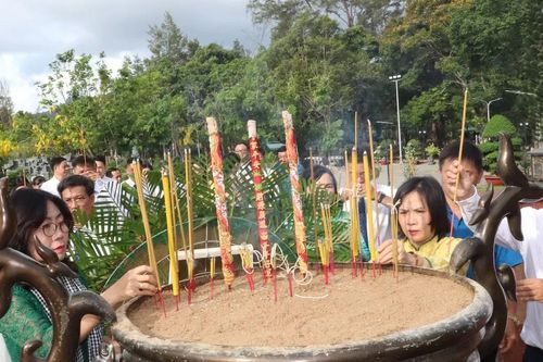 Công nhân, lao động ưu tú TPHCM dâng hương tại Nghĩa trang Hàng Dương
