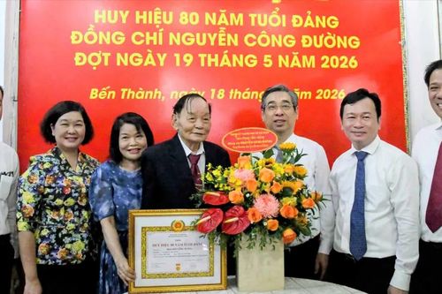 Lãnh đạo TPHCM trao Huy hiệu 80 năm tuổi Đảng đến các đảng viên