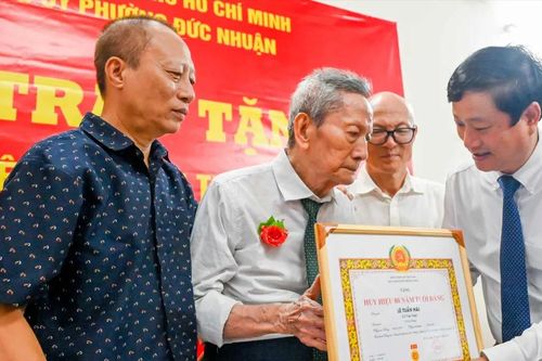 Đồng chí Võ Văn Minh trao Huy hiệu 80 năm tuổi Đảng đến đồng chí Lê Tuấn Hải