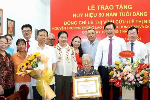 Đồng chí Lê Quốc Phong trao Huy hiệu 80 năm tuổi Đảng đến đảng viên