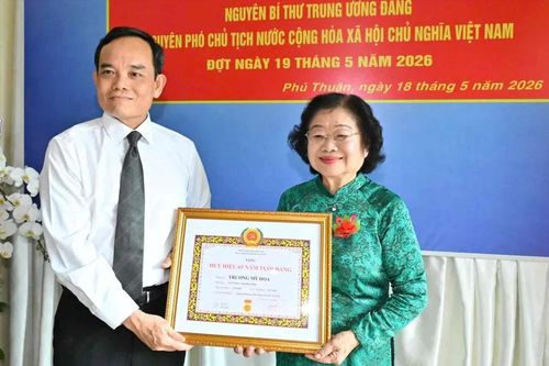 Bí thư Thành ủy TPHCM Trần Lưu Quang trao Huy hiệu Đảng đến đảng viên cao tuổi